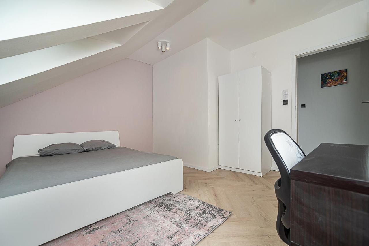 Big 4-Bedroom Flat, Terrace With Great Vitkov View Prag Exteriör bild