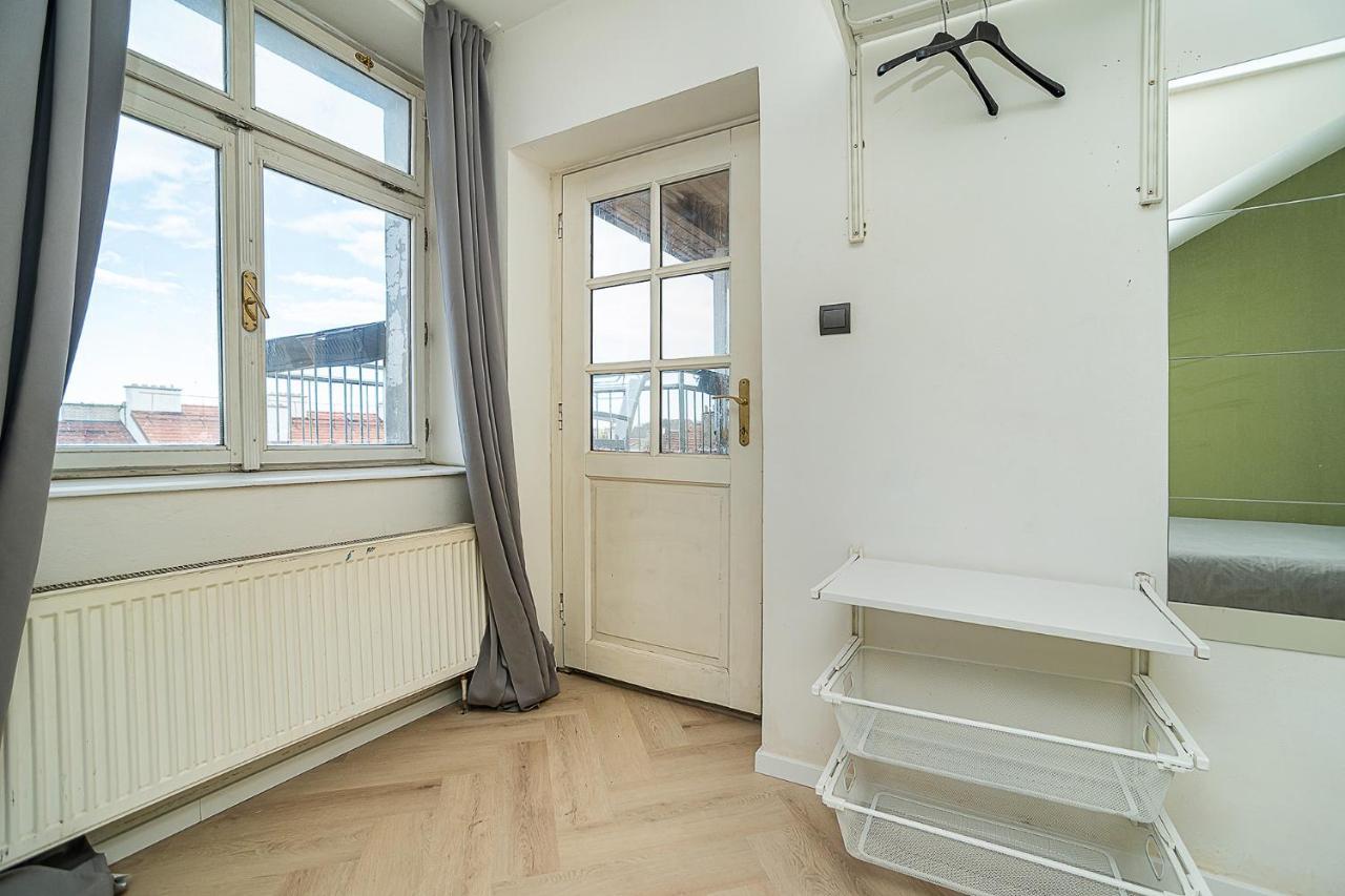 Big 4-Bedroom Flat, Terrace With Great Vitkov View Prag Exteriör bild