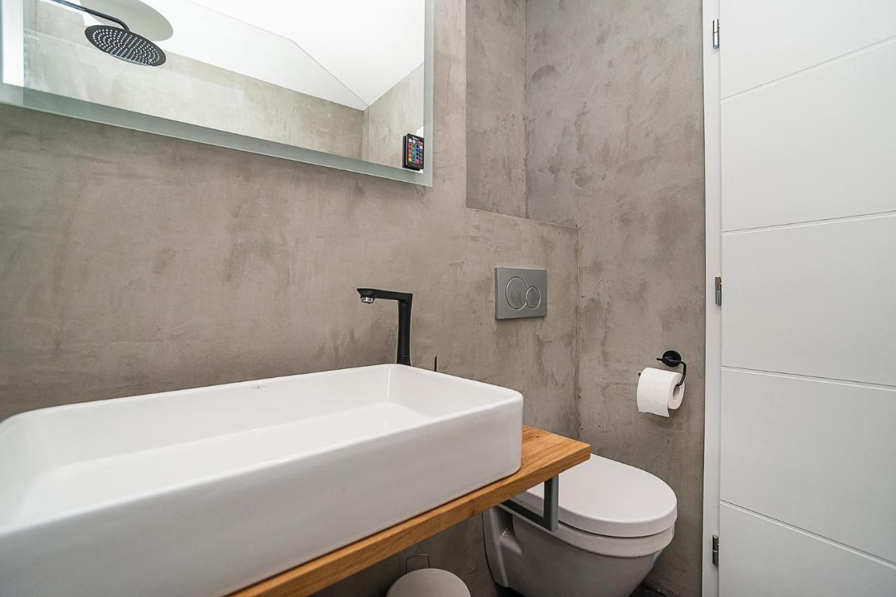 Big 4-Bedroom Flat, Terrace With Great Vitkov View Prag Exteriör bild